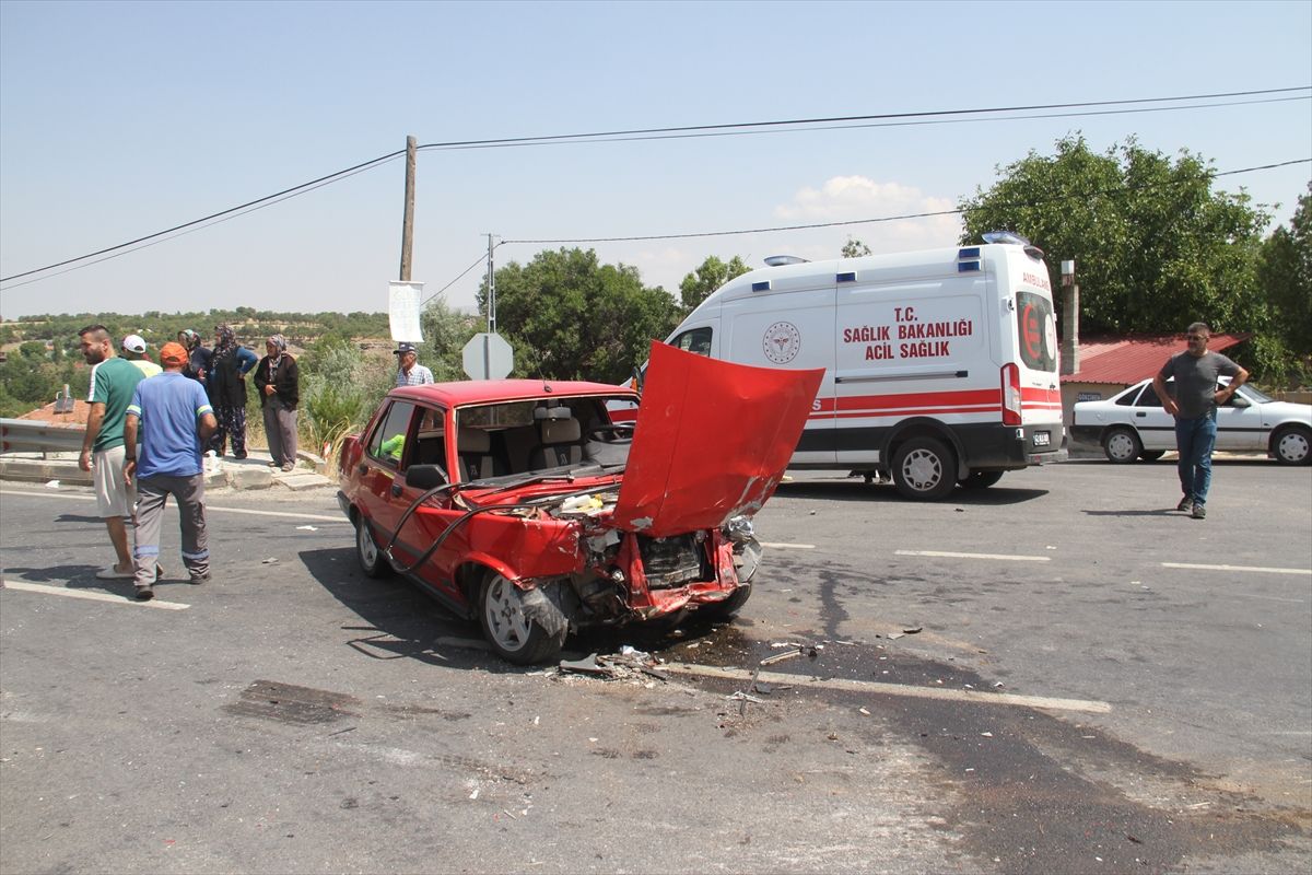 Konya'da iki otomobilin çarpışması sonucu 4 kişi yaralandı