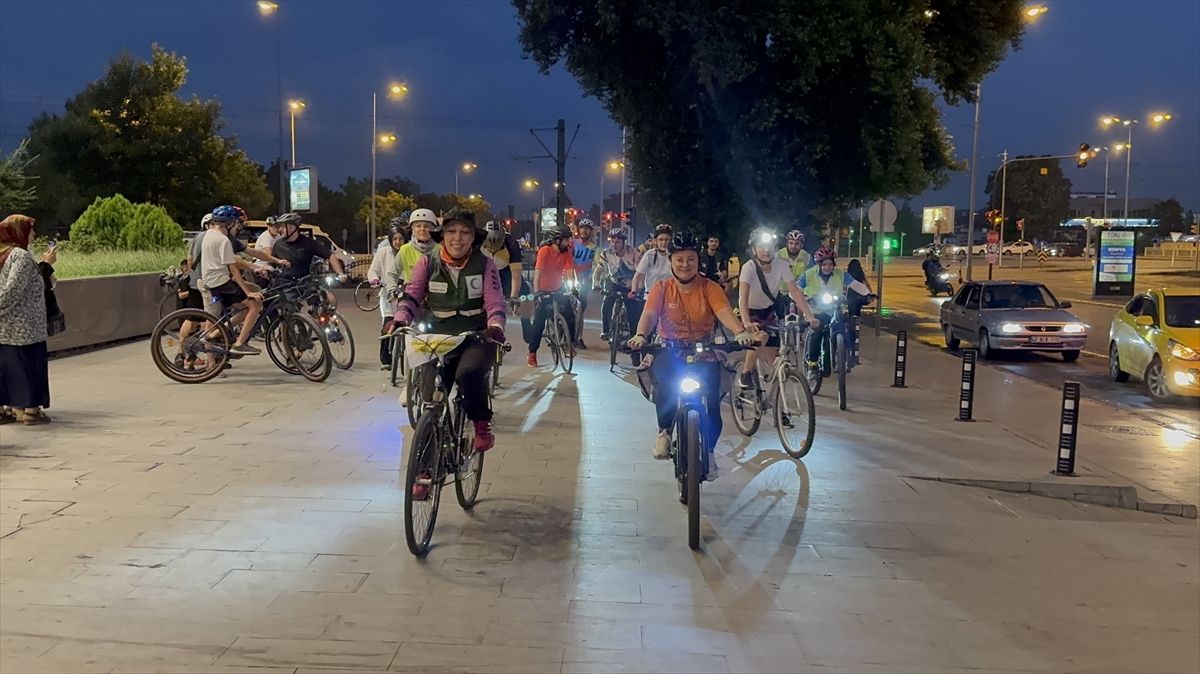 Konya'da kadınlar orman yangınlarına dikkati çekmek için pedal çevirdi