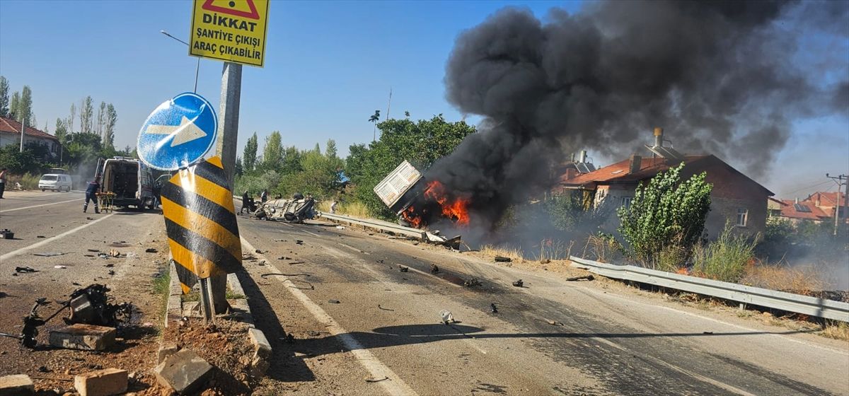 Konya'da feci kaza!  Otomobil ile çekici çarpıştı: 3 kişi öldü