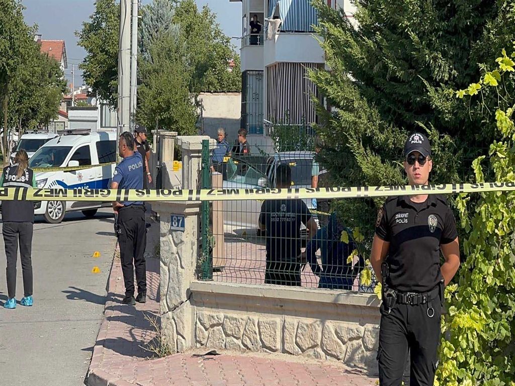 Konya'da otomobile binerken silahlı saldırıya uğrayan baba ile 11 yaşındaki oğlu öldü