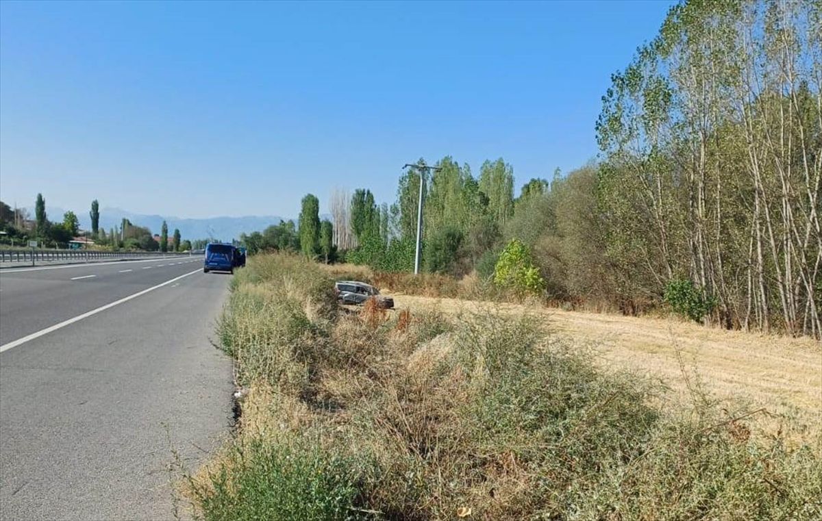 Konya'da şarampole devrilen hafif ticari araçtaki 2 kişi yaralandı