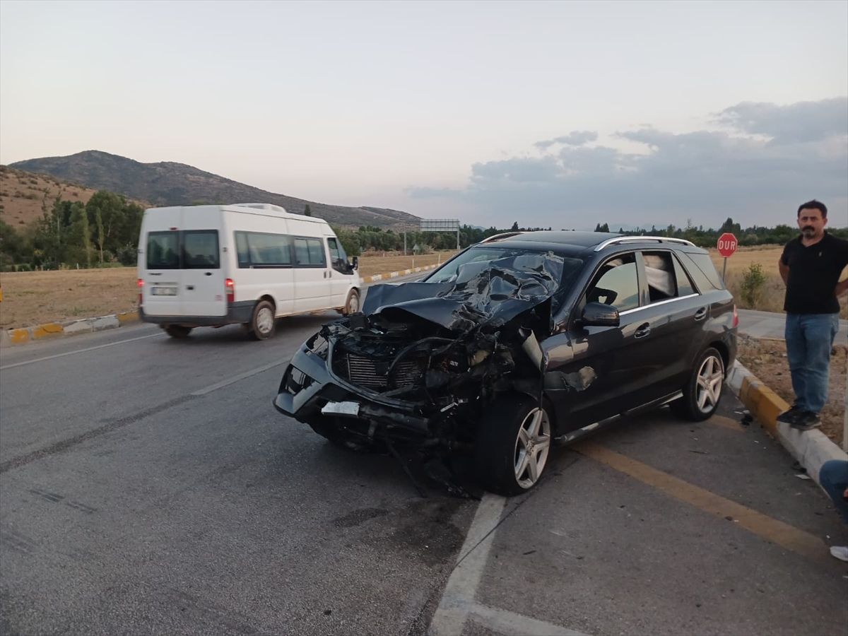 Konya'da tıra arkadan çarpan otomobildeki 5 kişi yaralandı