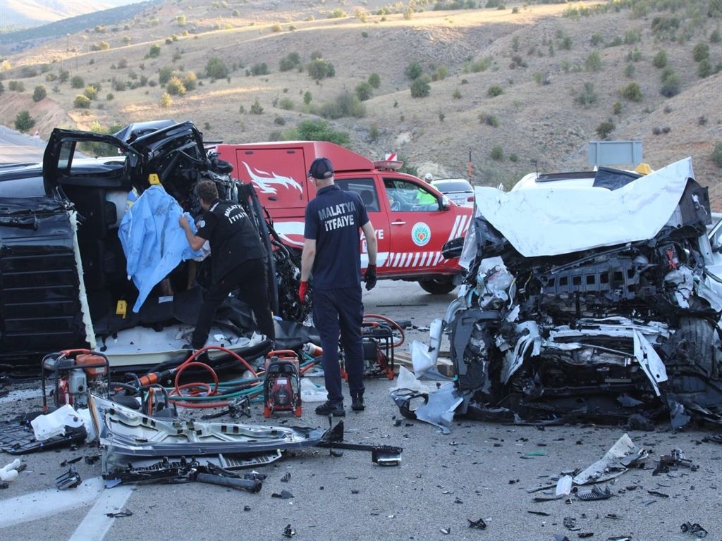 Malatya’da hafif ticari araç ile otomobil çarpıştı: 4 ölü, 2 yaralı