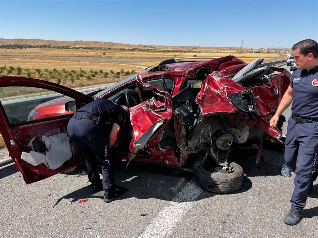 Niğde Otoyolu’nda kamyon ile otomobil çarpıştı; 1 ölü, 3 yaralı