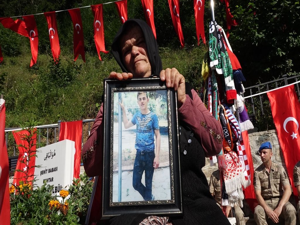 Şehit Eren Bülbül, kabri başında anıldı