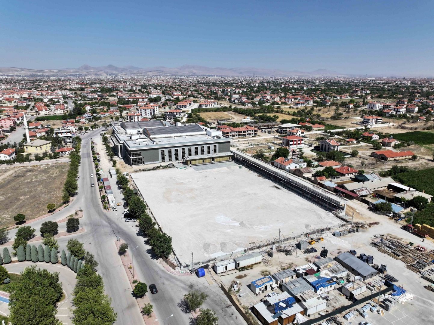 Yarı olimpik havuzlu ve FIFA standartlı sahaları ile Karatay’a dev spor kompleksi