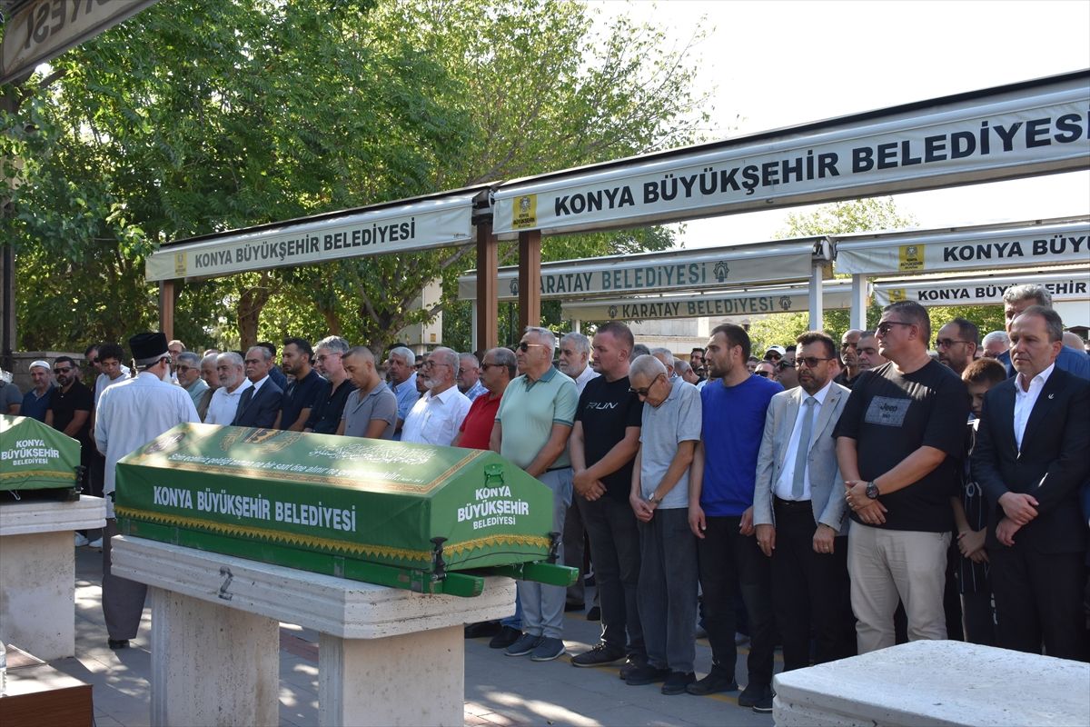 Yeniden Refah Partisi Genel Başkanı Erbakan, Konya'da cenazeye katıldı