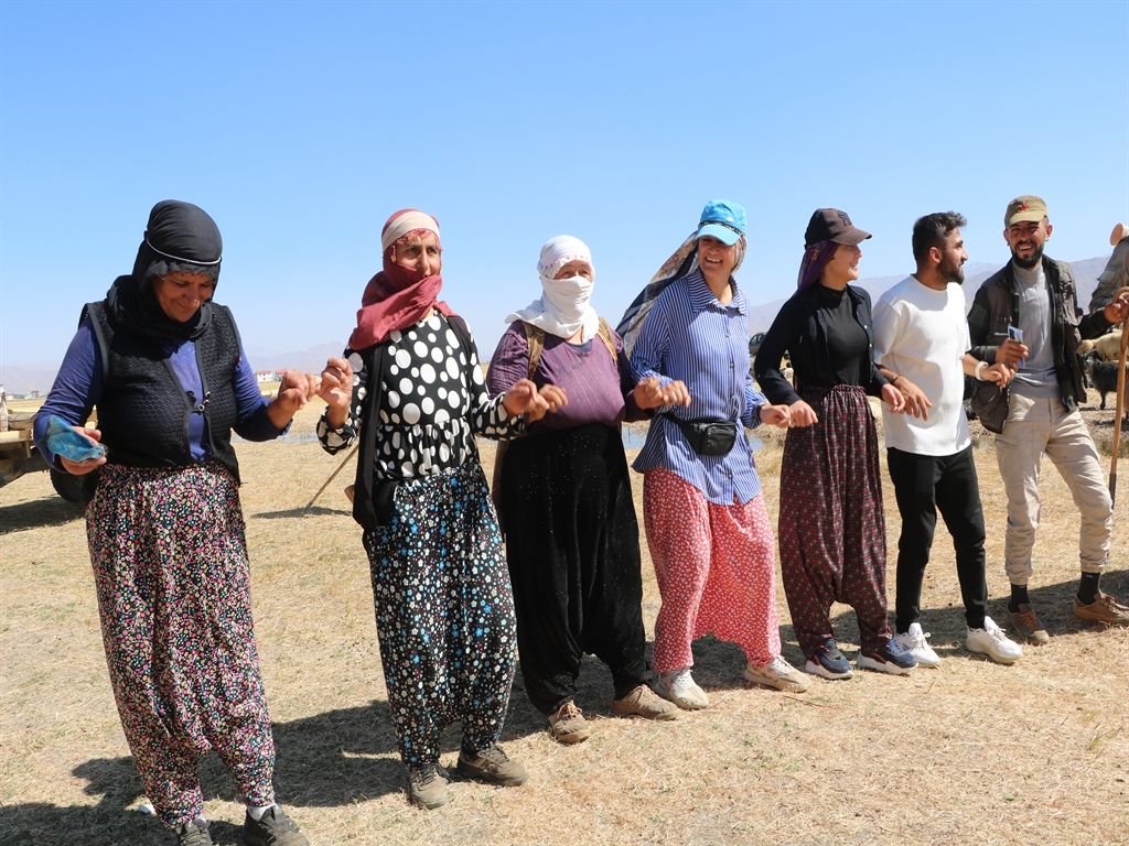 Yüksekova'da 'berivanların' yayla halayı