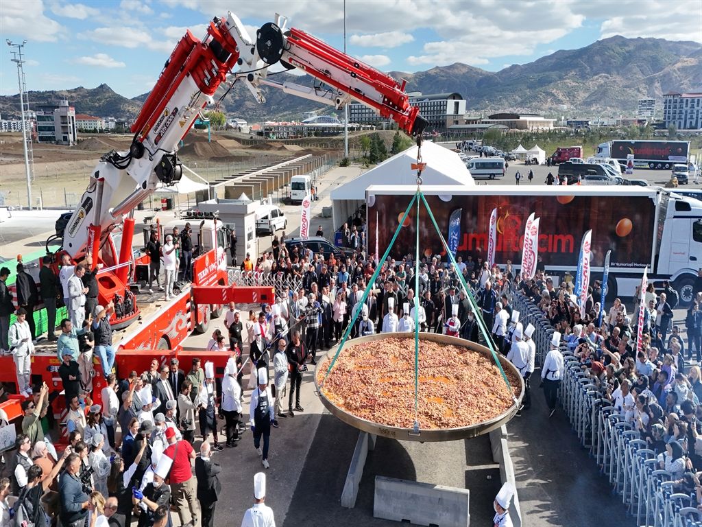 Afyon'da 1930 kilo ağırlığındaki sucuklu yumurtayla dünya rekoru kırıldı