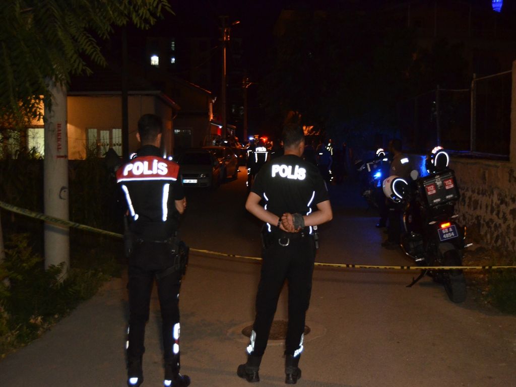 Aksaray'da Annesi, kardeşi ve komşusunu tabancayla vurup, intihara kalkıştı