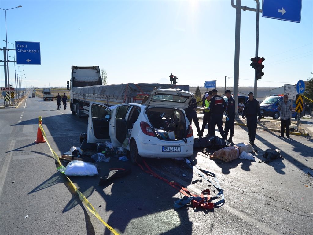 Aksaray'da Işıkta bekleyen TIR'a çarpan otomobilin sürücüsü yaralandı, annesi öldü