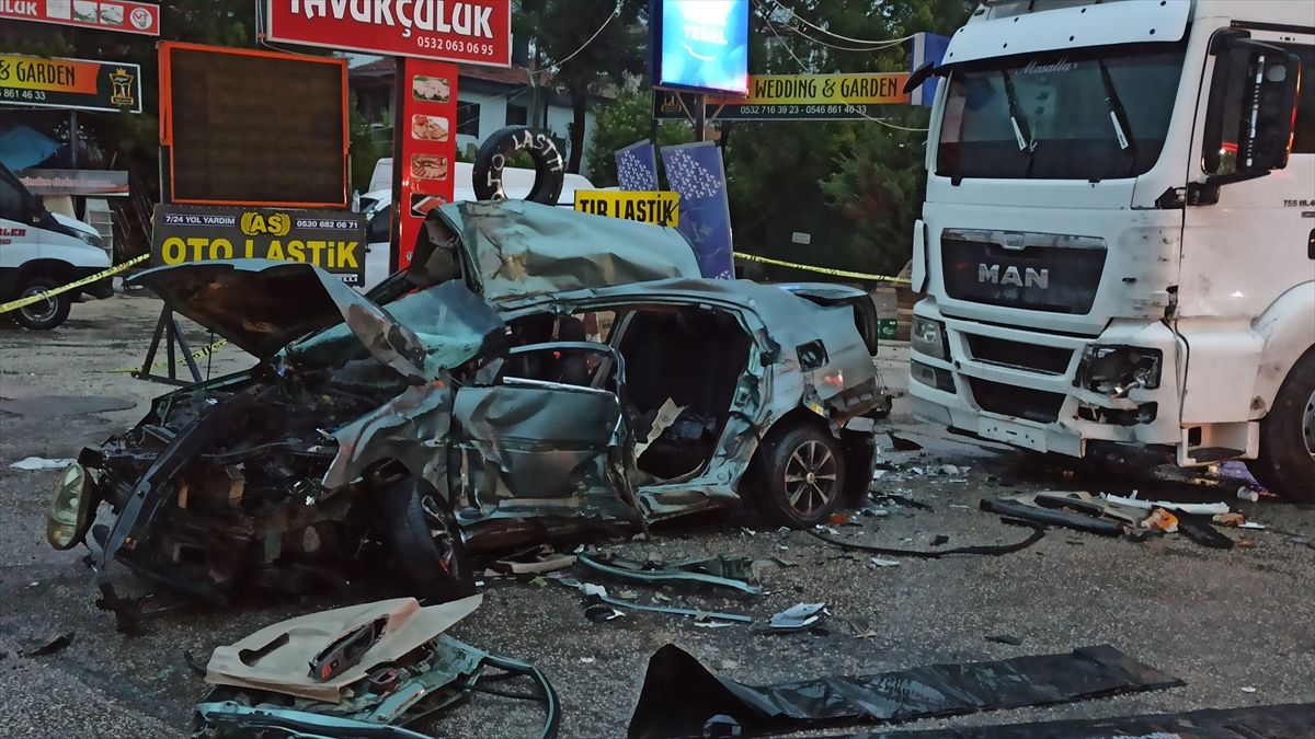 Ankara'da park halindeki tıra çarpan otomobildeki 3 kişi öldü, 2 kişi yaralandı