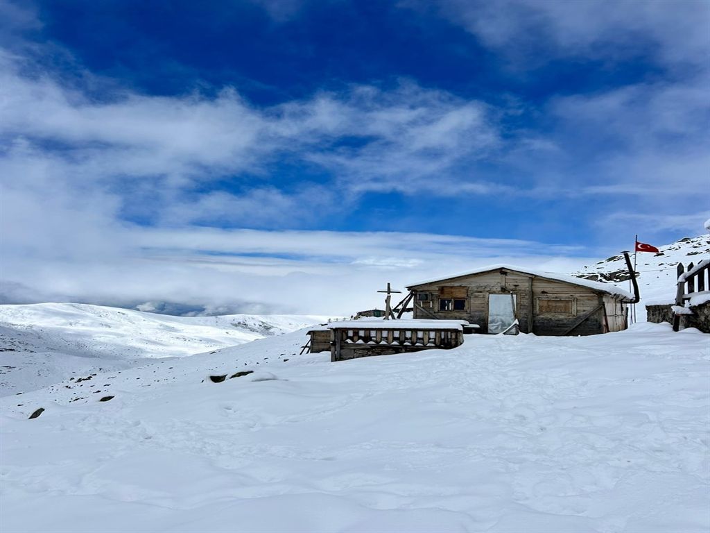  Doğu Karadeniz'in yüksekleri Beyaza Büründü; Çobanlar Sürülerini yayladan İndirdi
