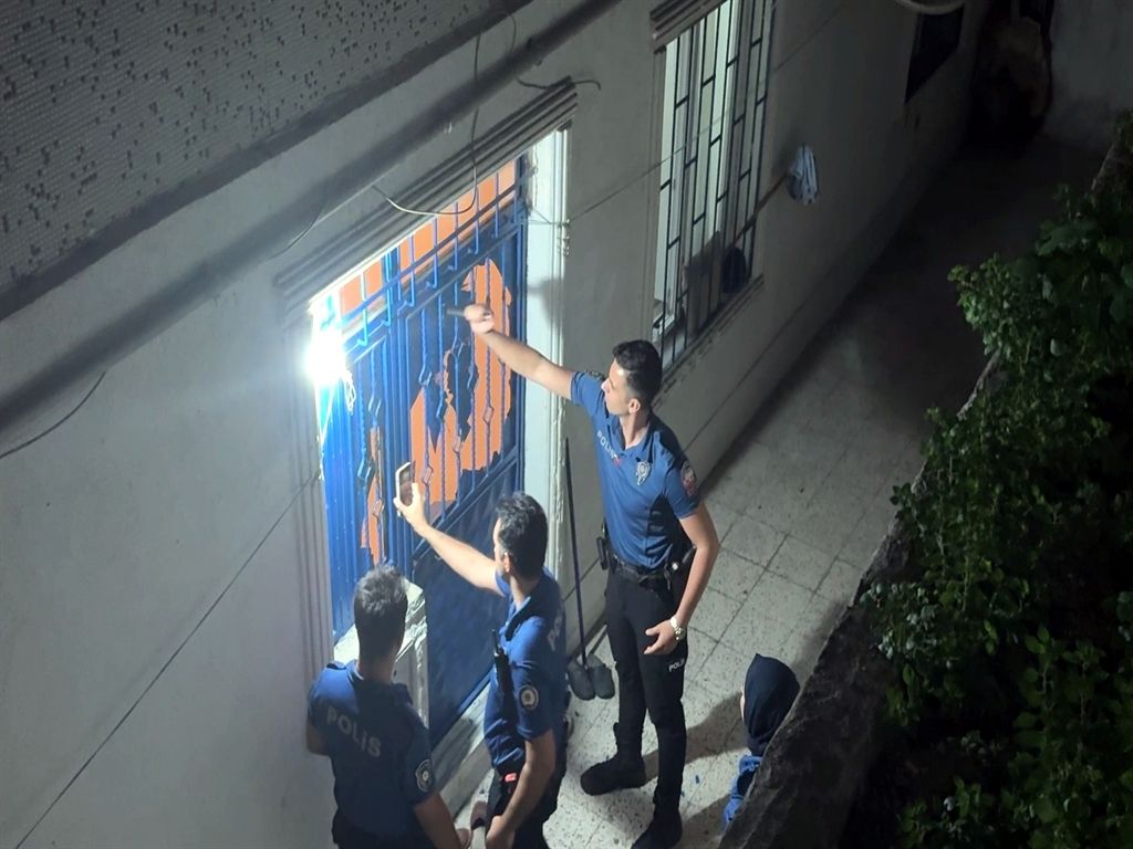 Evdekileri tehdit etti, bıçakla kendini yaraladı; polise saldırınca bacağından vuruldu