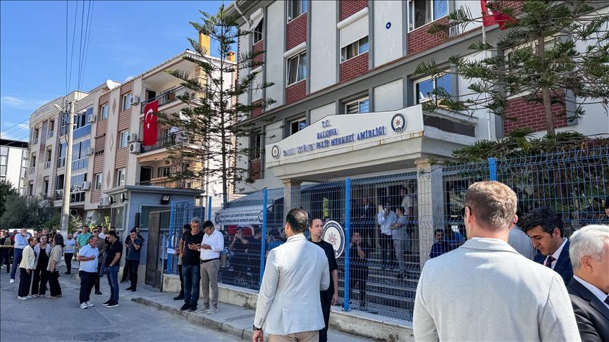 İzmir'de 2 polisin şehit olduğu silahlı saldırıya ilişkin 27 gözaltı