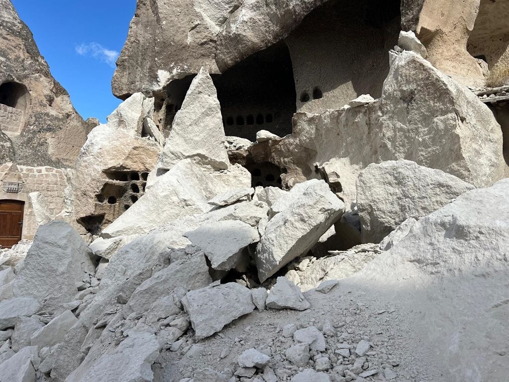 Kapadokya’da peribacasının bir kısmı yıkıldı