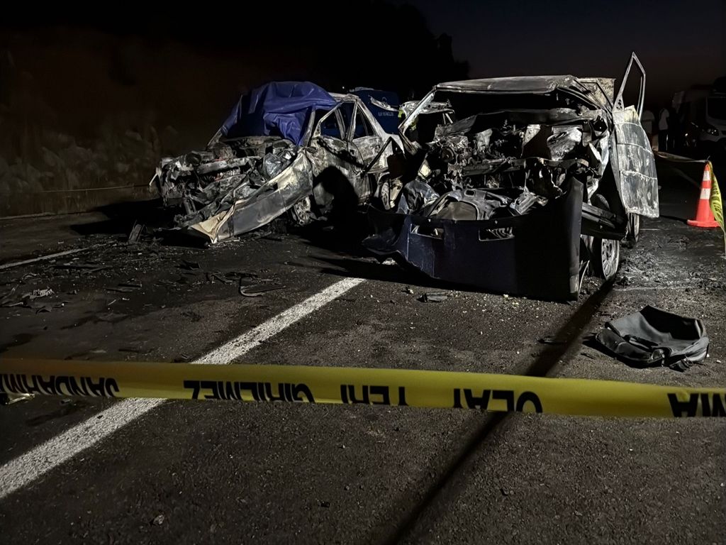 Karabük’te 2 otomobilin çarpıştığı kazada yangın çıktı; 3 ölü, 5 yaralı