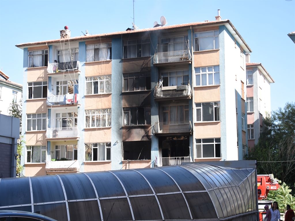 Konya'da 5 katlı binada yangın; 7’si çocuk 13 kişi dumandan etkilendi