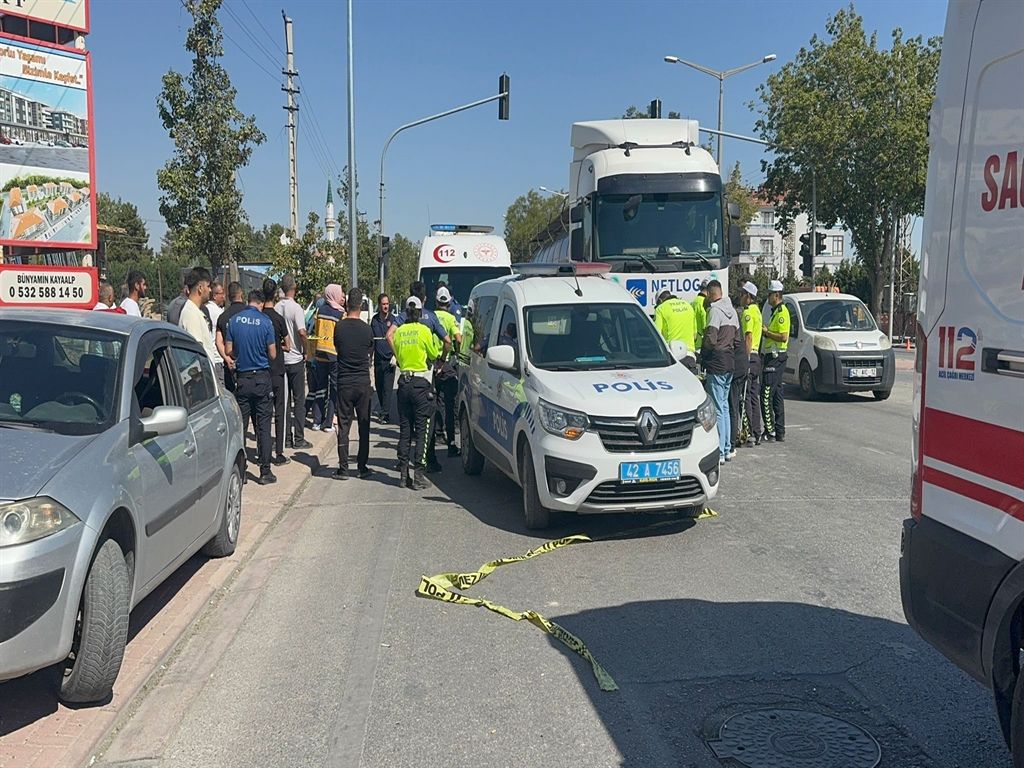 Konya'da  feci kaza: Tekerlekli sandalyedeki kızını yolun karşısına geçirmek isterken TIR çarptı
