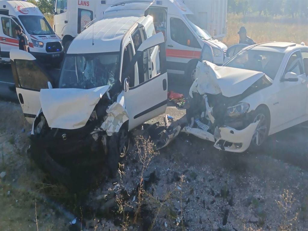 Nevşehir’de otomobil ile hafif ticari araç çarpıştı: 14 yaralı