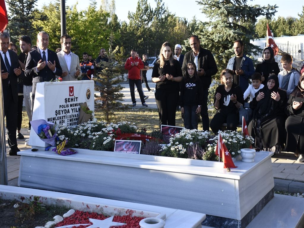Şehit polis Şeyda Yılmaz, kabri başında anıldı