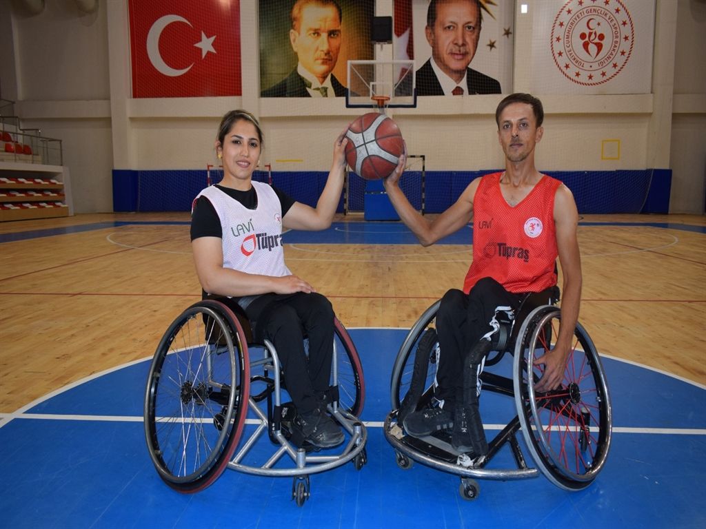 Tekerlekli sandalyede başlayan aşkları, evlilikle taçlandı
