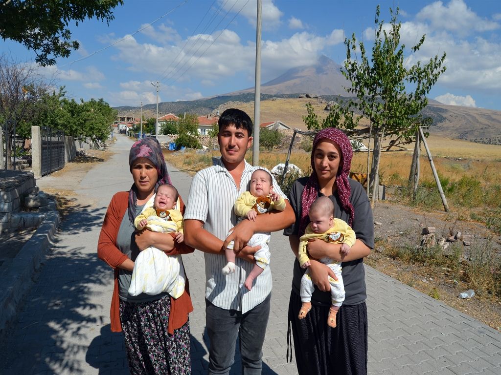 Üçüzleri olan baba, işi bırakıp bebek bakmak zorunda kaldı