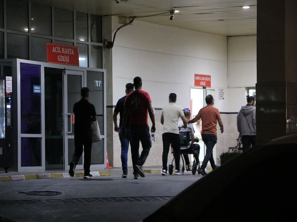Yabancı plakalı otomobilin yakıt deposundan şüpheli madde çıktı; 9 polis zehirlendi