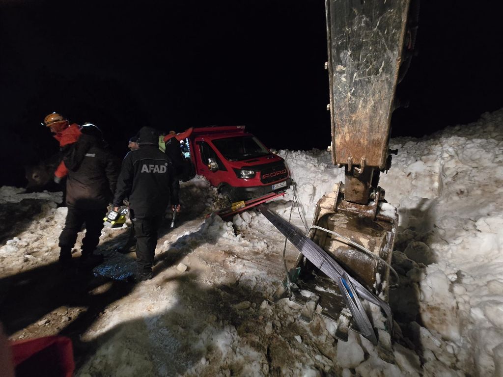 Yaylada 6 aracın üzerine çığ düştü; mahsur kalan 15 kişi kurtarıldı