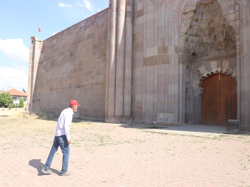 Yüzde 84 bedensel engelli, ömrünü 793 yıllık kervansarayın temizliğine adadı