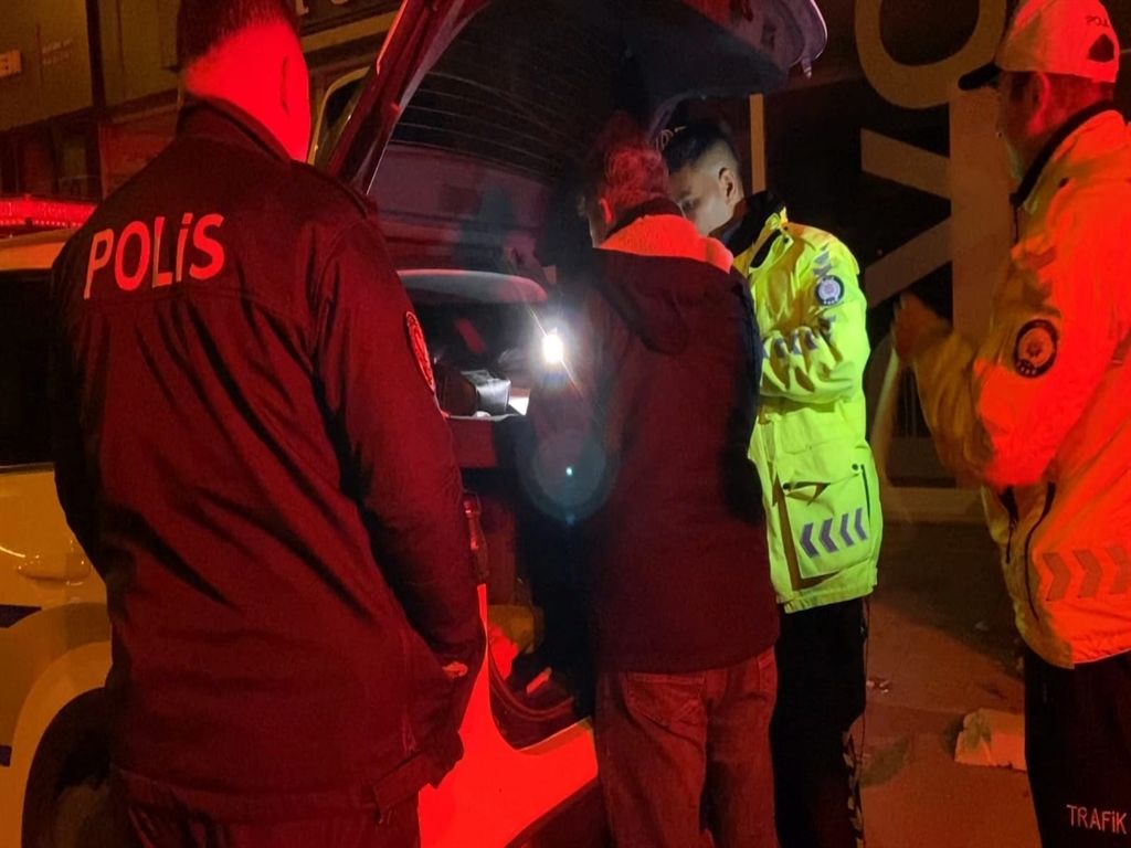 İkinci kez alkollü yakalandı, otomobilin çekilmemesi için polise dil döktü; o anlar kamerada