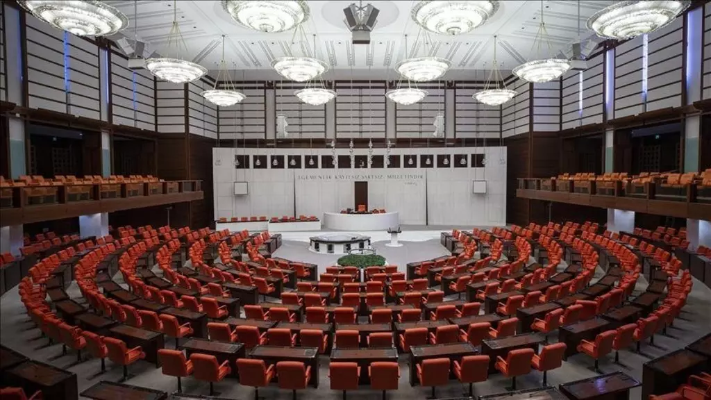 Kanun teklifi komisyonda kabul edildi! Vergi paketi Meclis'te: Emlak, araç alım satımı, emeklilik...
