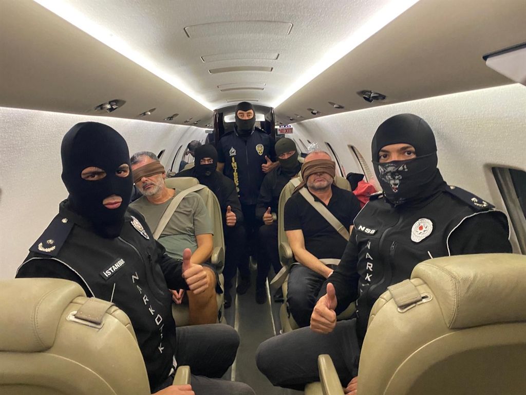 Kırmızı bültenle aranan 2 organize suç örgütü üyesi Türkiye'ye getirildi