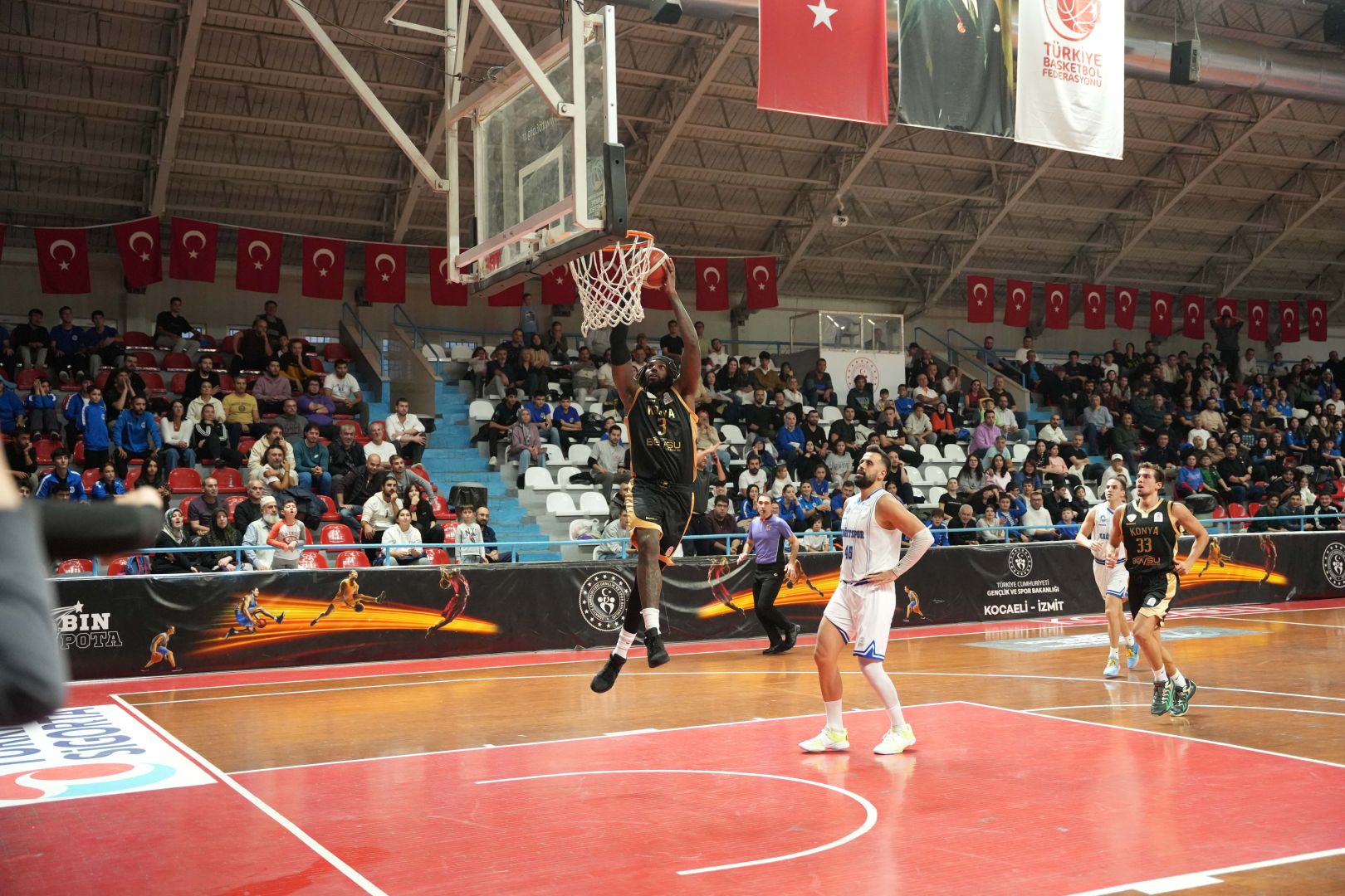 Konya Büyükşehir Zirve Takibini Sürdürdü