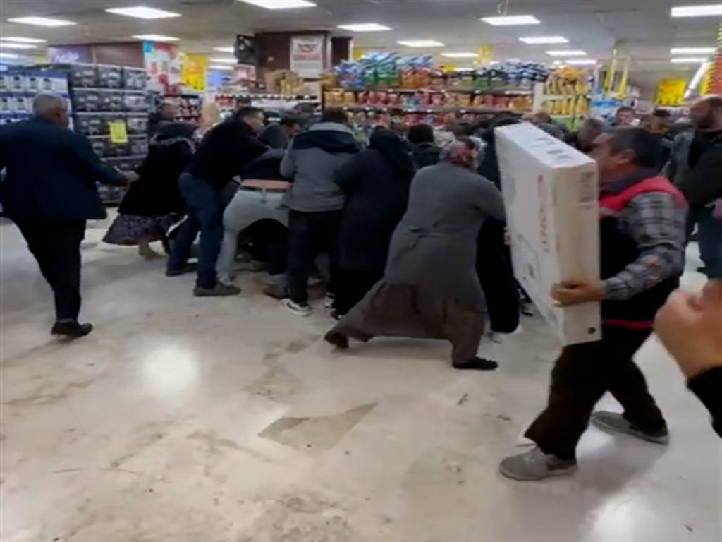 Konya'da 32 ekran televizyonlar bin liraya satışa sunulunca izdiham yaşandı