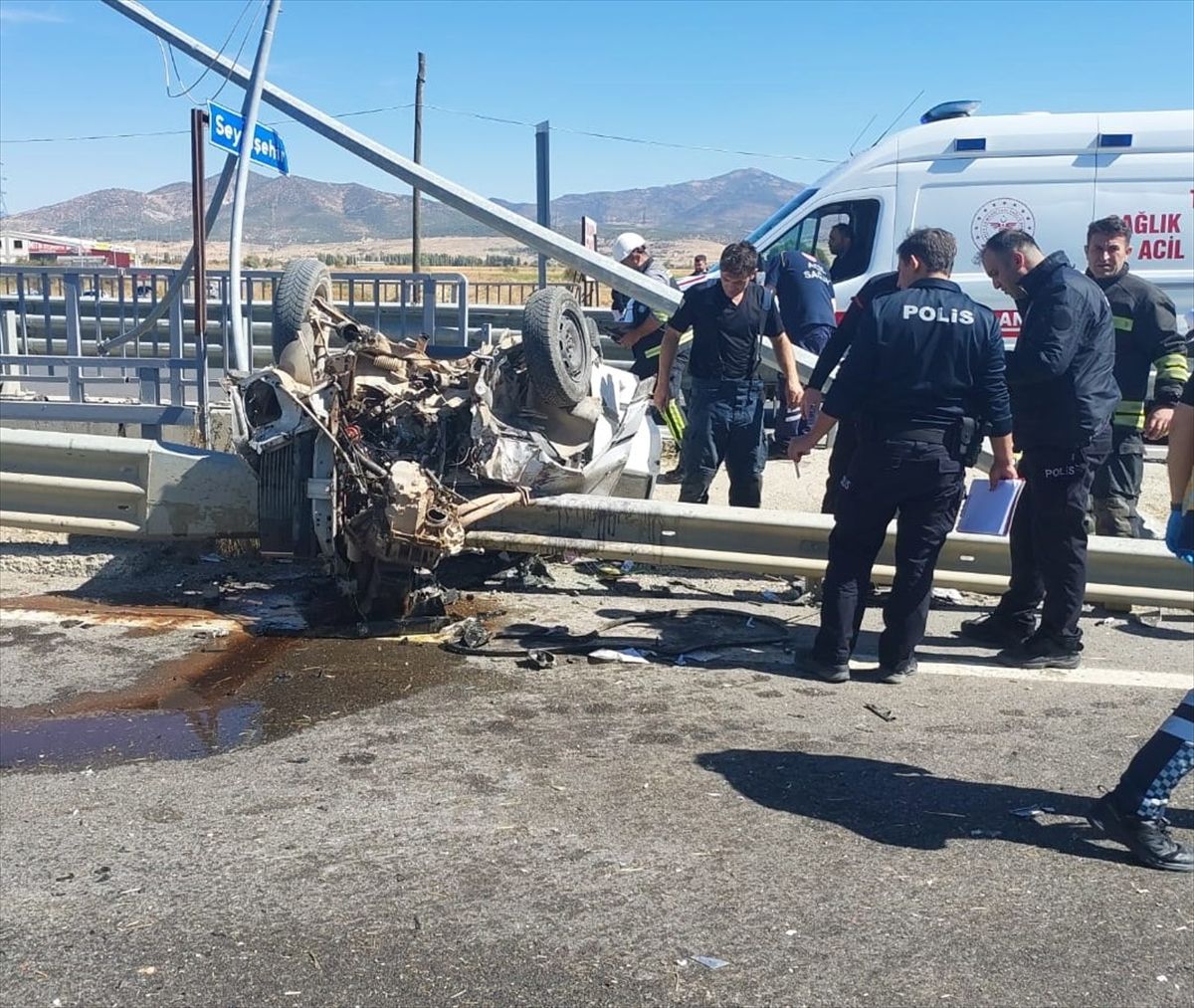 Konya'da devrilen otomobildeki 2 kişi yaralandı