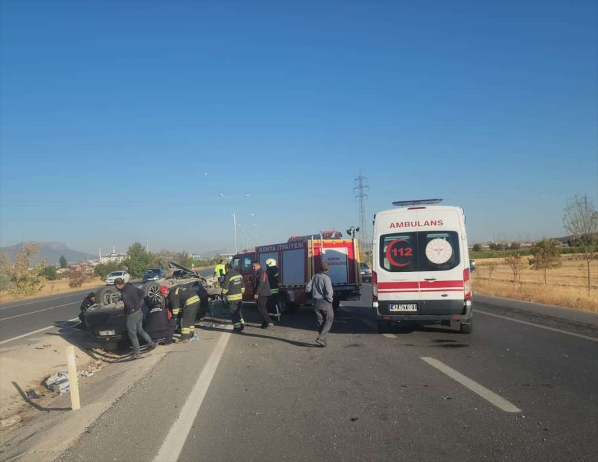 Konya'da devrilen otomobildeki 3 kişi yaralandı
