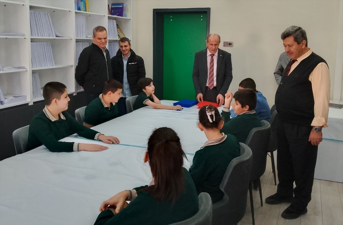 Konya'da görme engelli ortaokul öğrencilere tablet ve özel kalem desteği