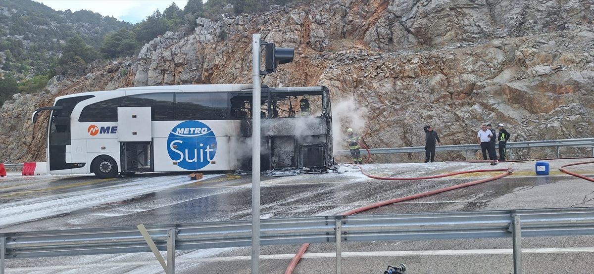 Konya'da yangın çıkan yolcu otobüsü kullanılamaz hale geldi
