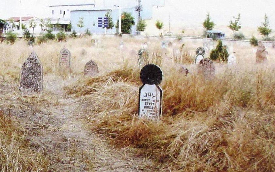 Konya’daki mezarlıkta ilginç gelenek: Duyanlar şaşırıyor!