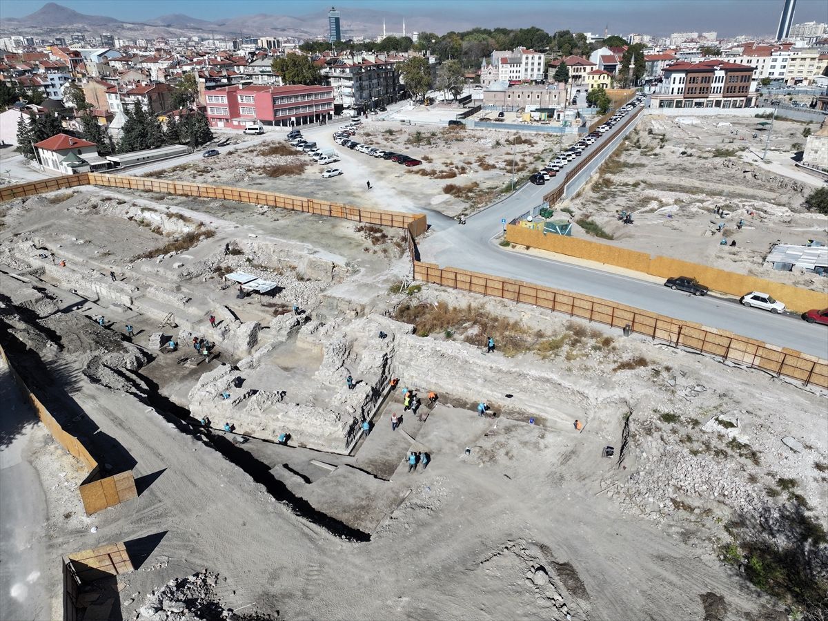 Konya'nın Selçuklu dönemi kale kapılarından birinin temeli ortaya çıkarıldı