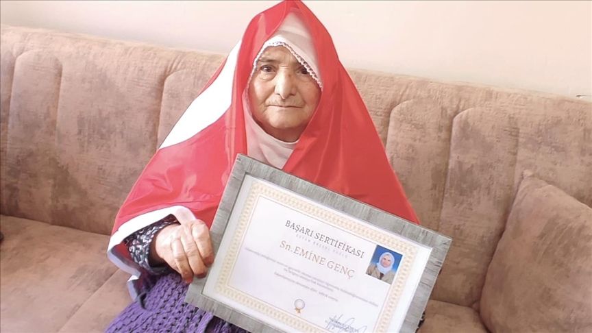 Malatya'da 88 yaşında okuma yazma öğrenen kadına başarı belgesi verildi