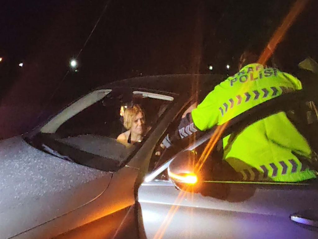 Polisin alkollü sürücü ile imtihanı:  'Valiyi arayacağım', yanındaki yolcu ise ‘Babam hakim’ diye polisi tehdit etti: 2 tutuklama