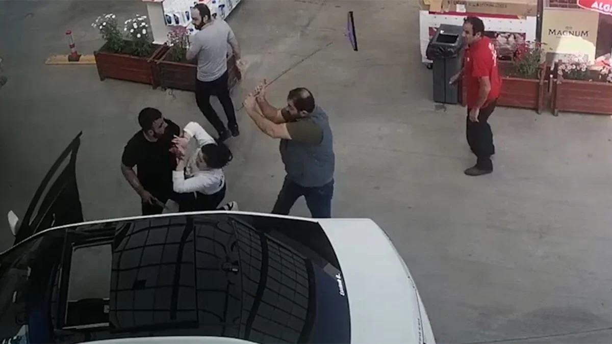 Yer Konya...Polis ayırmakta güçlük çekti, silah kullandı! Ortalık savaş alanına döndü