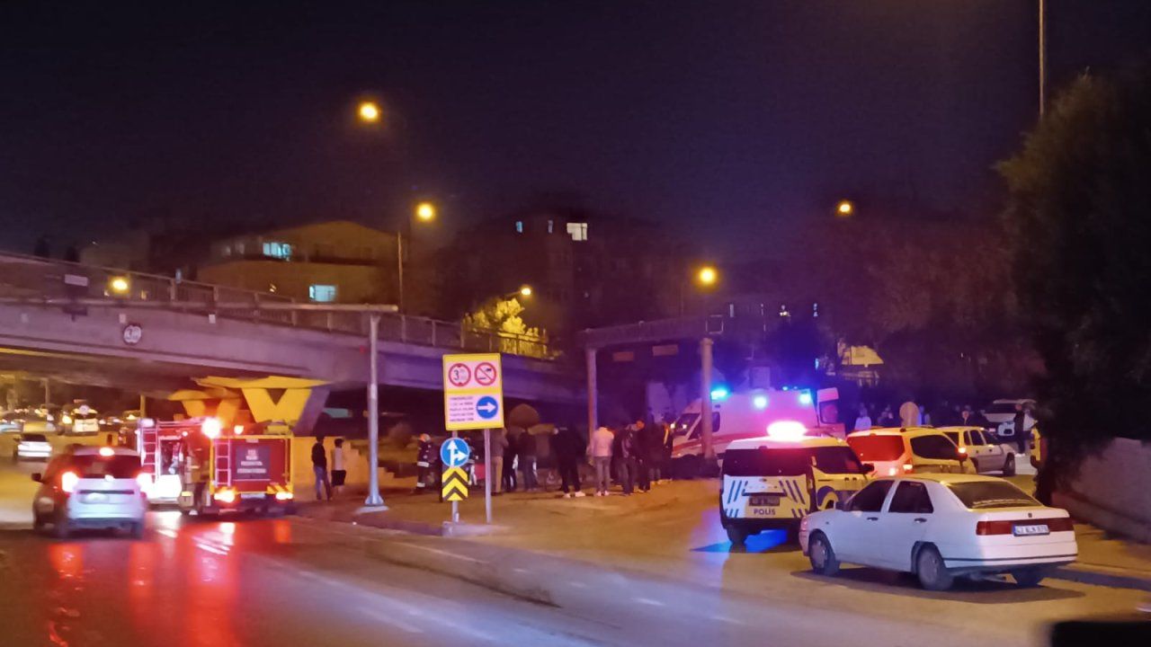 Konya'da kontrolden çıkıp  alev alan otomobilden sürücü son anda kurtarıldı