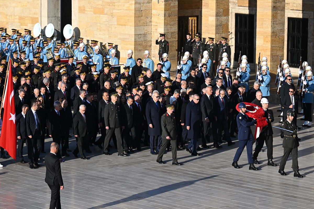 Devlet erkanı Anıtkabir'de...  Erdoğan: Türkiye küresel bir güç olma yolunda ilerliyor