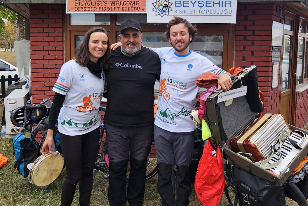 Fransız müzisyenler bisikletleriyle dünya turunda Konya’ya ulaştı!
