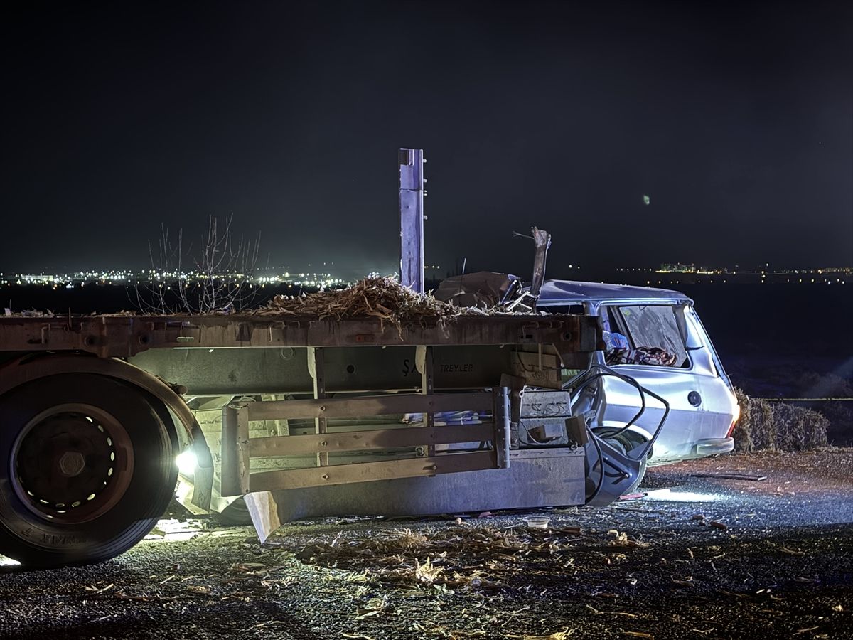 Karaman'da park halindeki tıra arkadan çarpan otomobildeki 2 kişi öldü