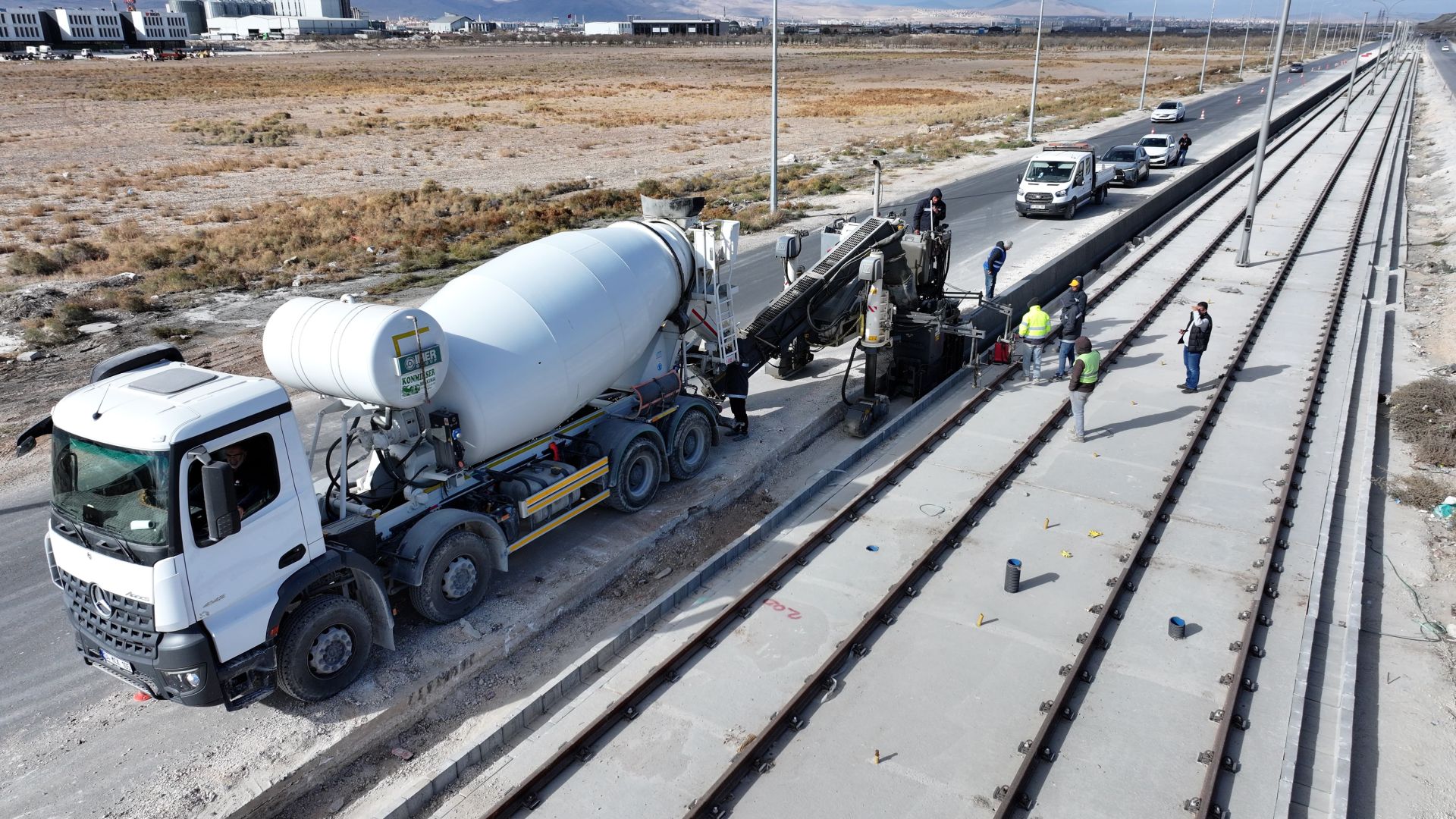 Konya Büyükşehir, Yeni Tramvay Hattı İnşaatında Trafiği Kapatmadan Örnek Bir Sistemle Beton Bariyer Yapıyor