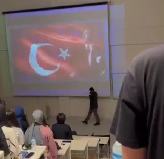Konya'da Atatürk’e saygı duruşu sırasında tepki çeken görüntüye soruşturma! 